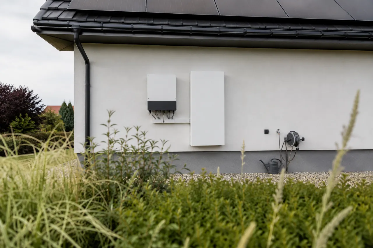 Falownik hybrydowy i magazyn energii na ścianie szczytowej domu
